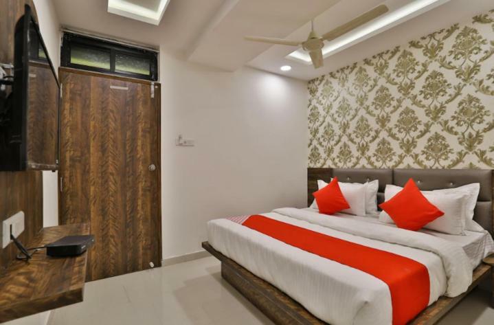 Hotel Pathik Villa Ахмедабад Экстерьер фото